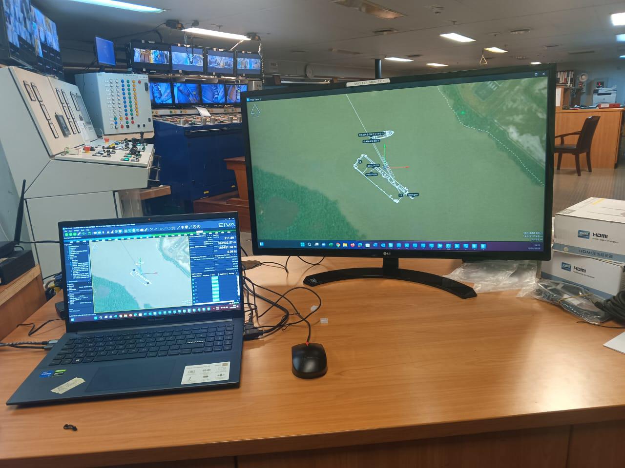 Helmsman display tracking vessel position